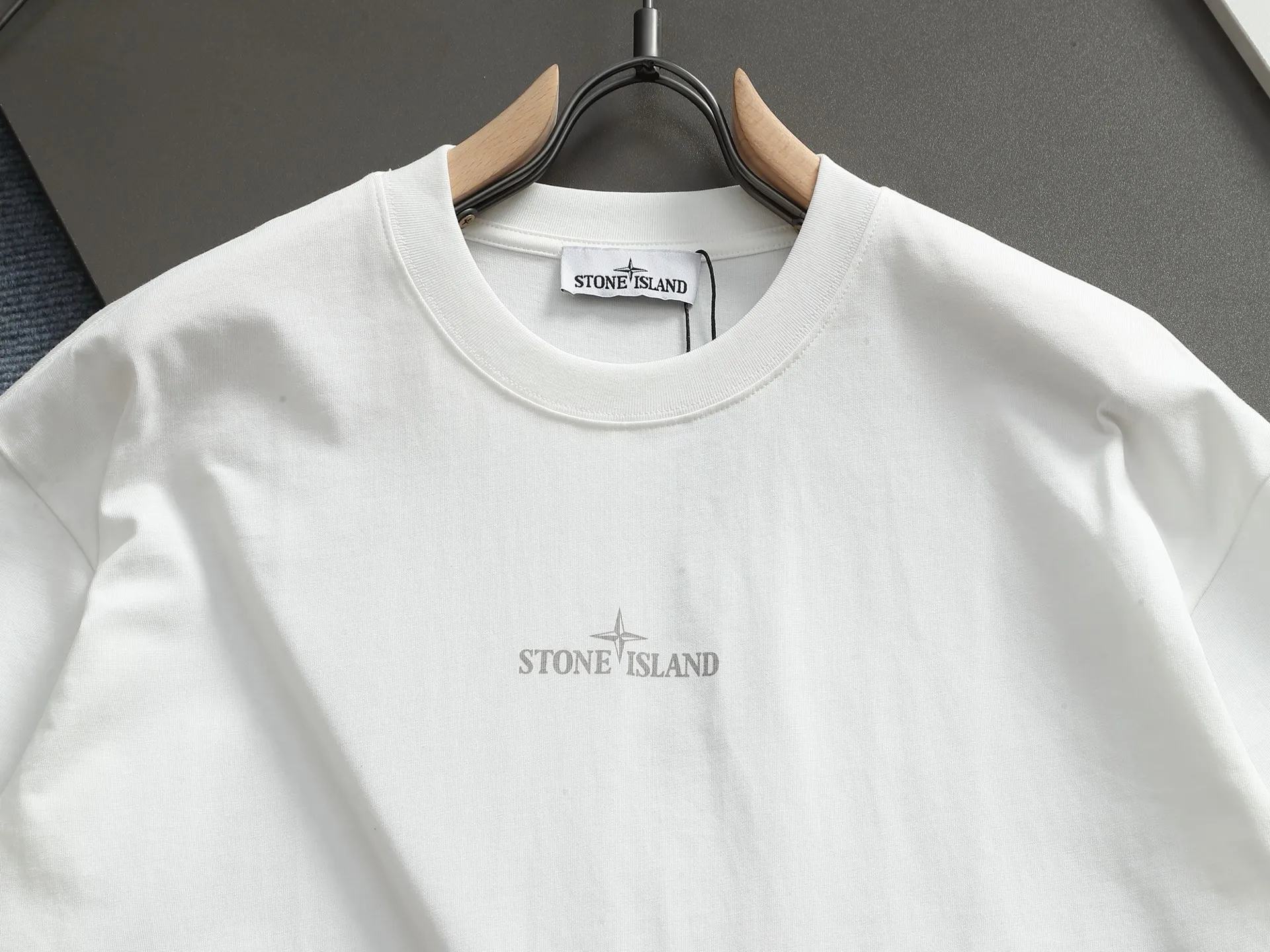 🅿️170 Stone Island 2025FW new autumn and winter geometric print short-sleeved base T-shirt. Pure background color with the brand's iconic compass logo + geometric line printing on the back, which is very cool and recognizable. The basic round neck version is suitable for various body shapes, the fabric is soft and breathable, and multiple colors are available. Suitable for daily outings/casual wear, easy to wear on the street. Color: black and white Size: XSSML